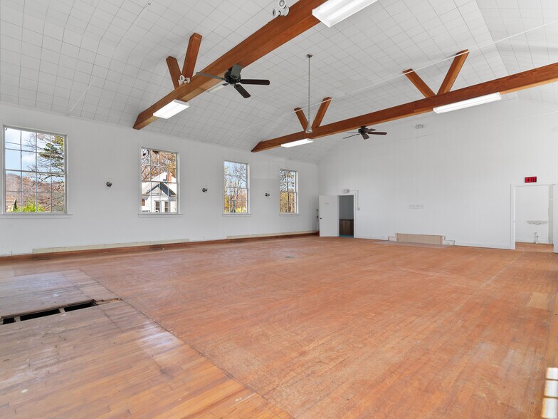 More Photos Of 62 Birdsong Trail, Waynesville Specialty For Lease