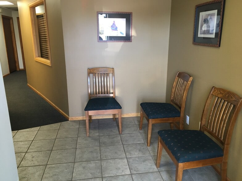 More Photos Of 423 Main St, Windsor Office For Lease