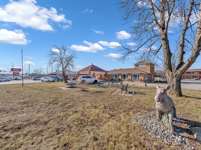 More Photos Of 2889 Howard Av, Windsor Hotel For Sale