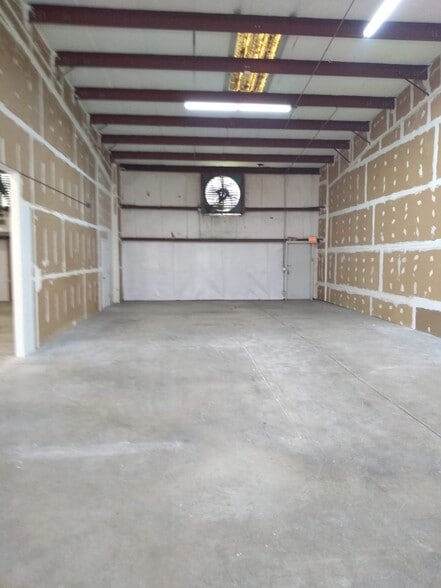 More Photos Of 1376 Bennett Dr, Longwood Warehouse For Lease