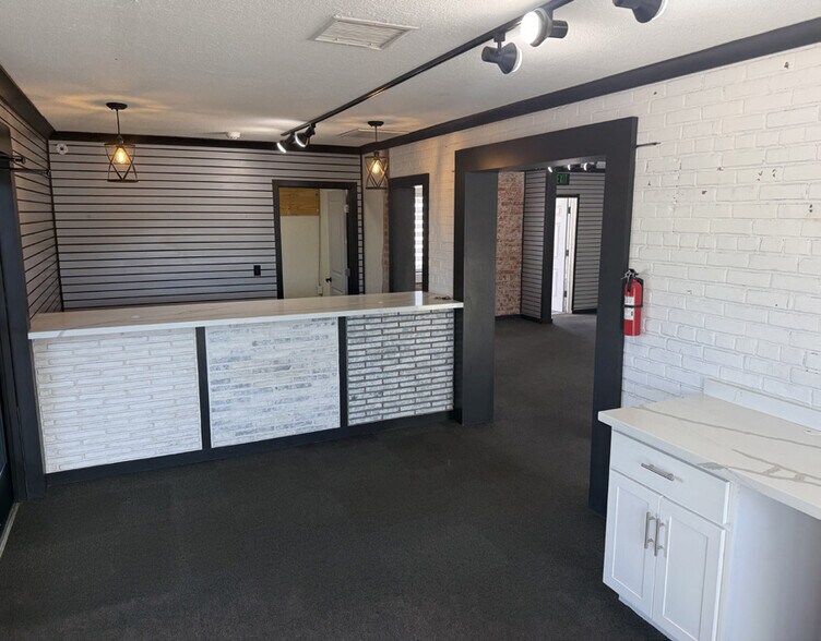 More Photos Of 2514 E Indian School Rd, Phoenix Showroom For Sale