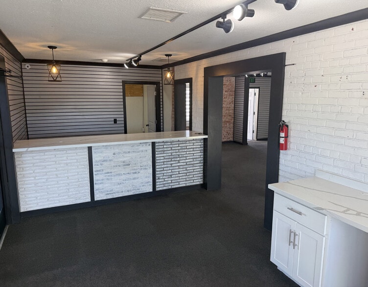 More Photos Of 2514 E Indian School Rd, Phoenix General Retail For Lease