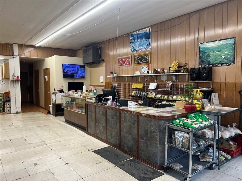 More Photos Of 416 Putnam St, Eau Claire Supermarket For Sale