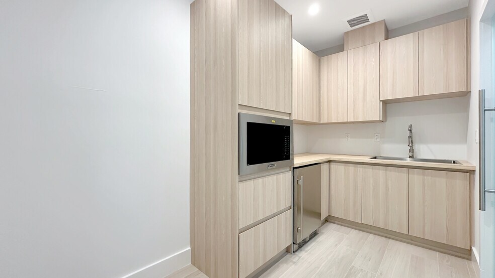 More Photos Of 6700 NE 2nd Ct, Miami Warehouse For Lease