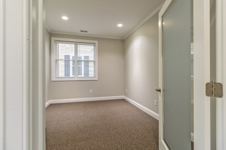 More Photos Of 447 Naubuc Ave, Glastonbury Office For Sale