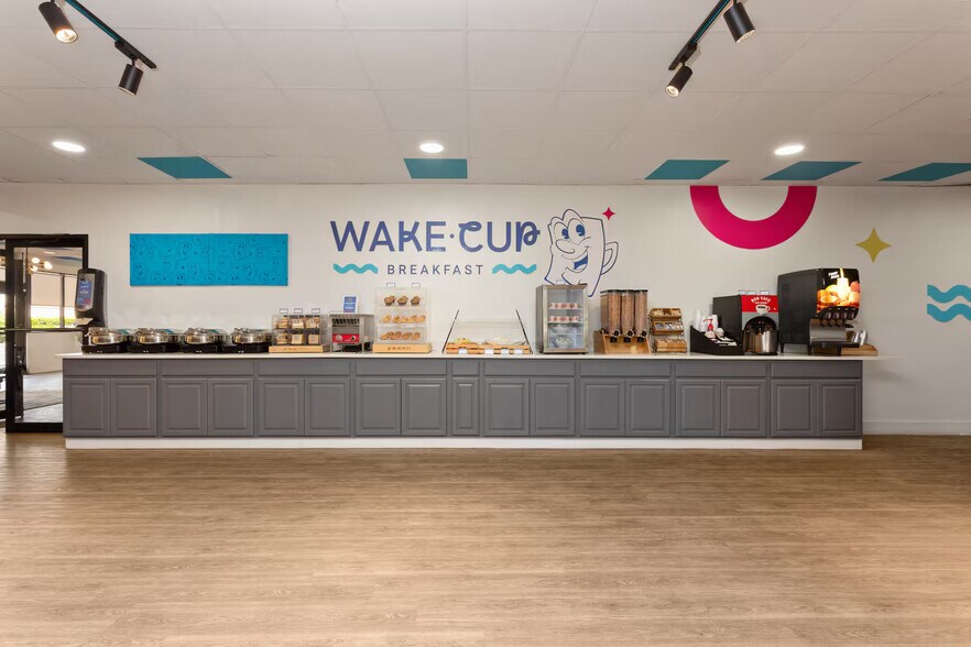 More Photos Of 2500 33rd St, Orlando Hotel For Sale