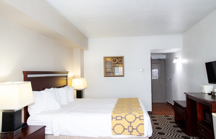 More Photos Of 215 E Walworth Ave, Delavan Hotel For Sale