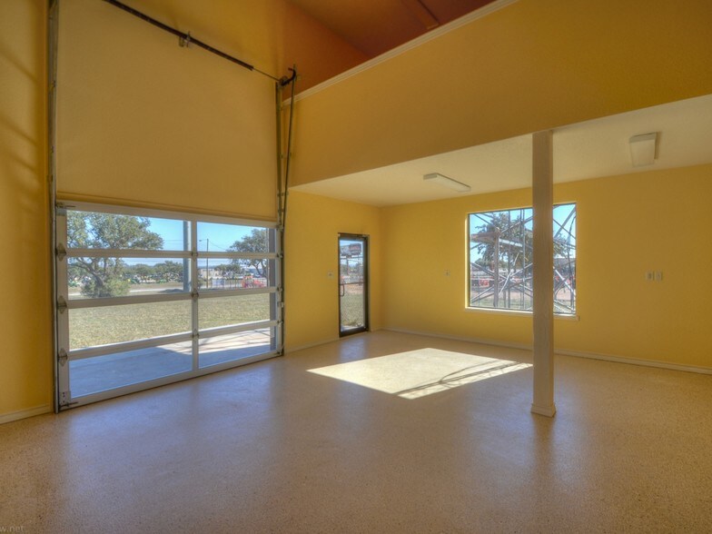 More Photos Of 5526 N US Highway 281, Marble Falls Office For Sale