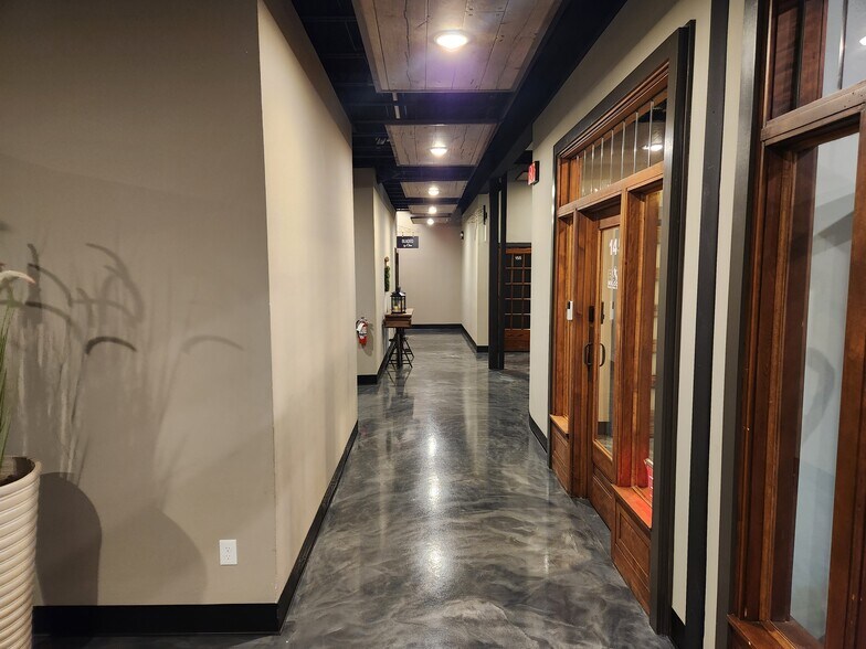 More Photos Of 100-400 Byrd Way, Greenwood Storefront Retail Office For Lease