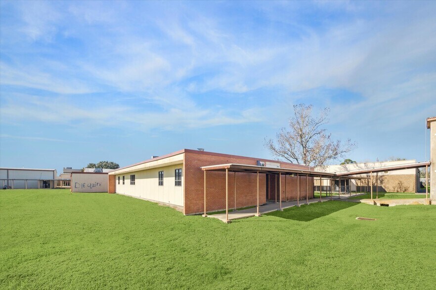 More Photos Of 1401 Mlk Blvd, El Campo Flex For Sale