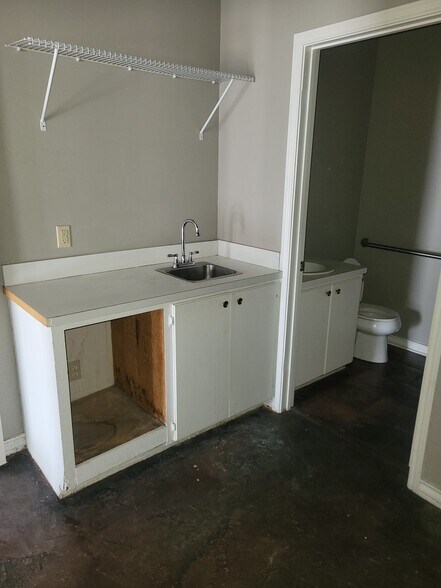 More Photos Of 3801-3811 N State Line Ave, Texarkana General Retail For Lease