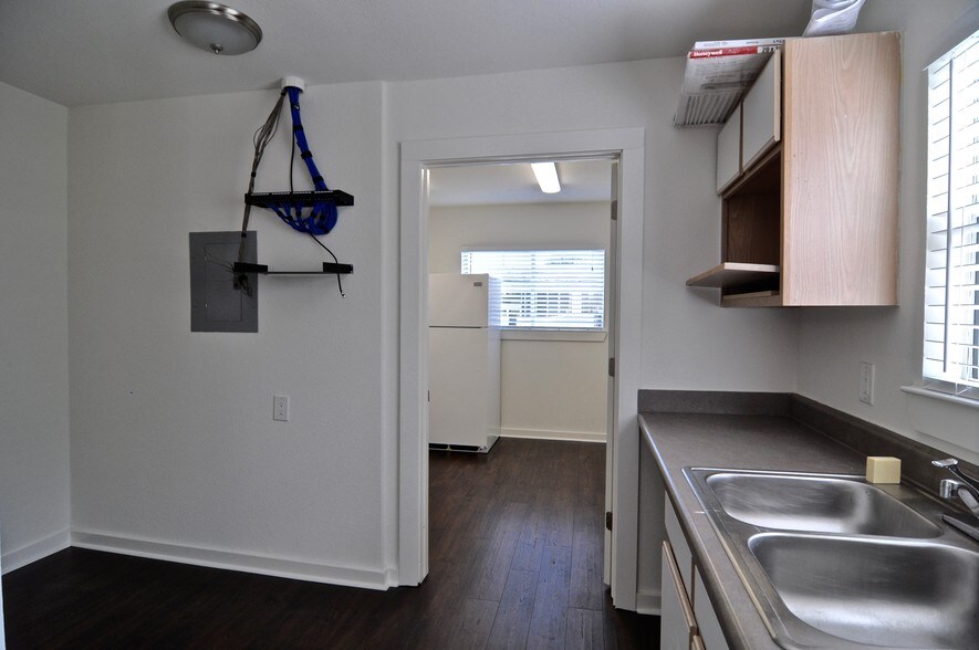 More Photos Of 910 E Cesar Chavez St, Austin Office For Lease