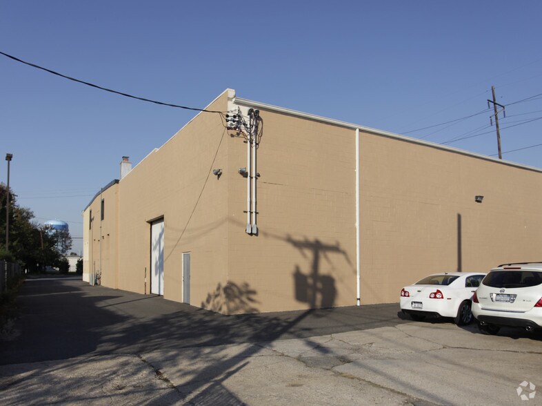 More Photos Of 50 Bethpage Rd, Hicksville Showroom For Lease