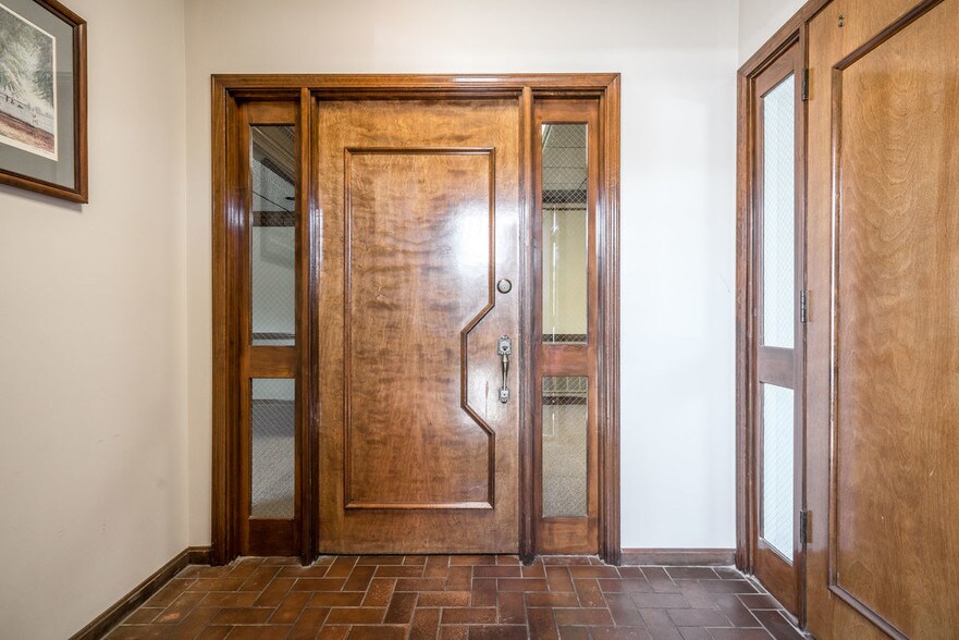 More Photos Of 10351-10361 Linn Station Rd, Louisville Office For Sale
