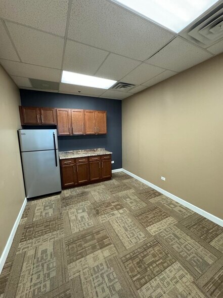 More Photos Of 1201-1217 W Remington Blvd, Romeoville Warehouse For Lease