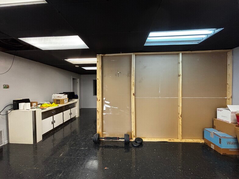 More Photos Of 700 S Stemmons Fwy, Sanger Flex For Lease