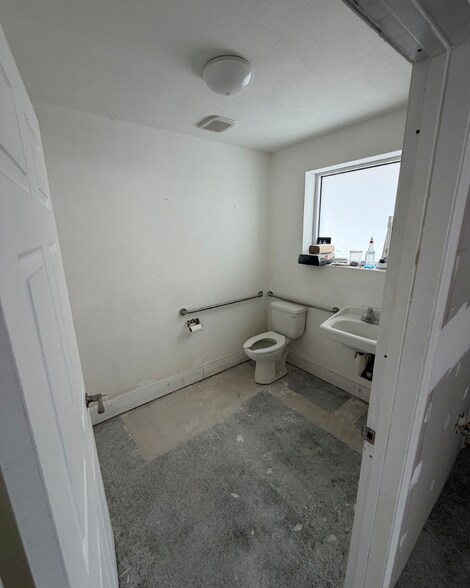 More Photos Of 1401 49th St S, Gulfport Storefront For Sale