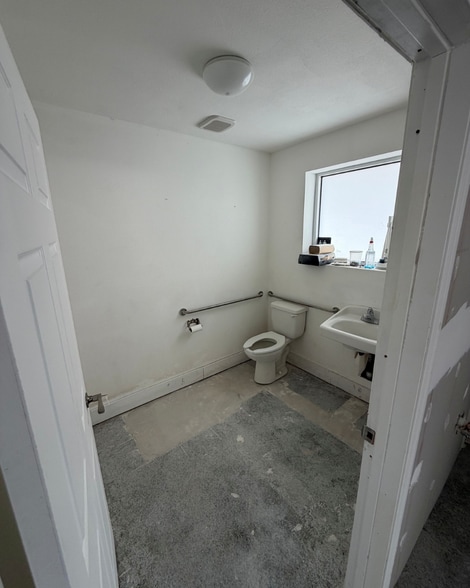 More Photos Of 1401 49th St S, Gulfport Storefront For Sale