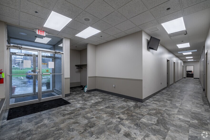 More Photos Of 3960 Summit Rd, Norton Flex For Lease