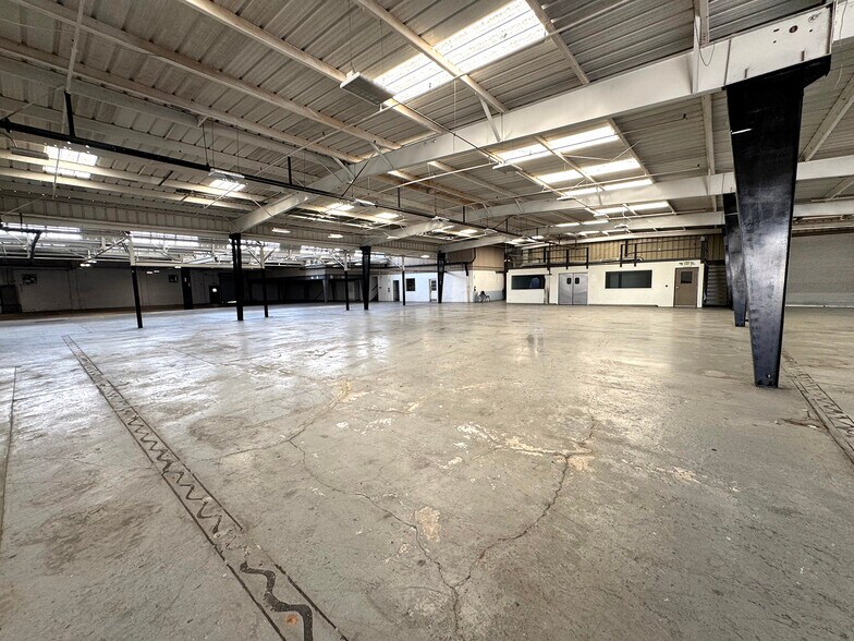 More Photos Of 1705 E Hooper Ave, Los Angeles Warehouse For Sale