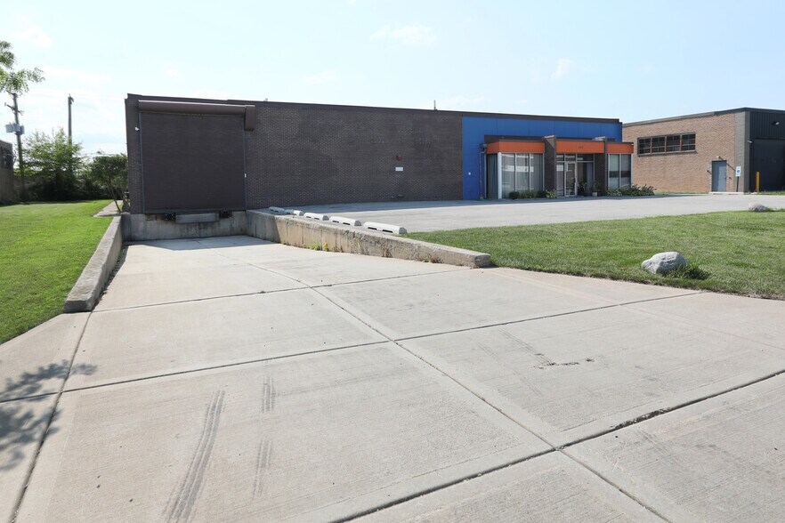 More Photos Of 820 Nicholas Blvd, Elk Grove Village Manufacturing For Lease
