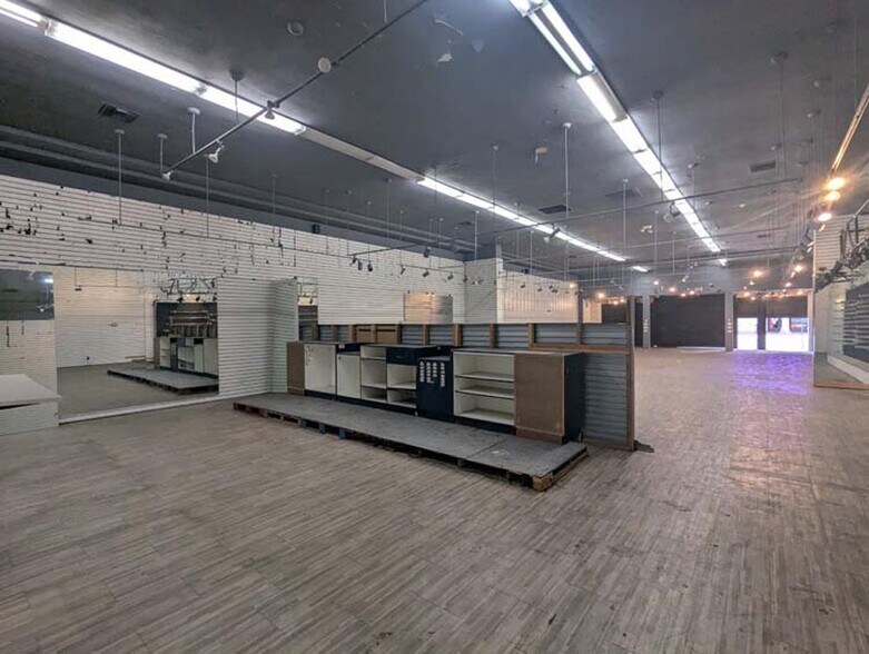 More Photos Of 6662-6666 Hollywood Blvd, Los Angeles Storefront For Sale