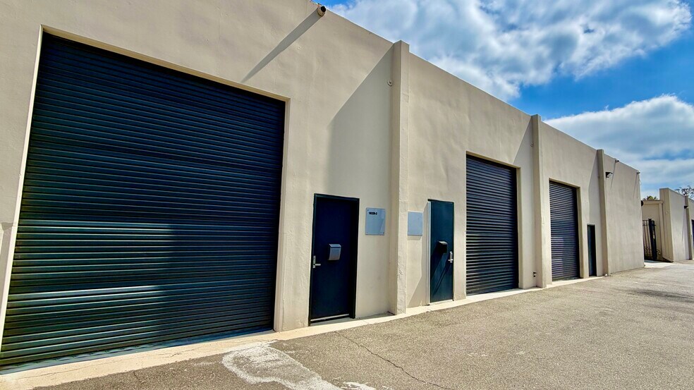 More Photos Of 18320-18330 Oxnard St, Tarzana Unknown For Lease