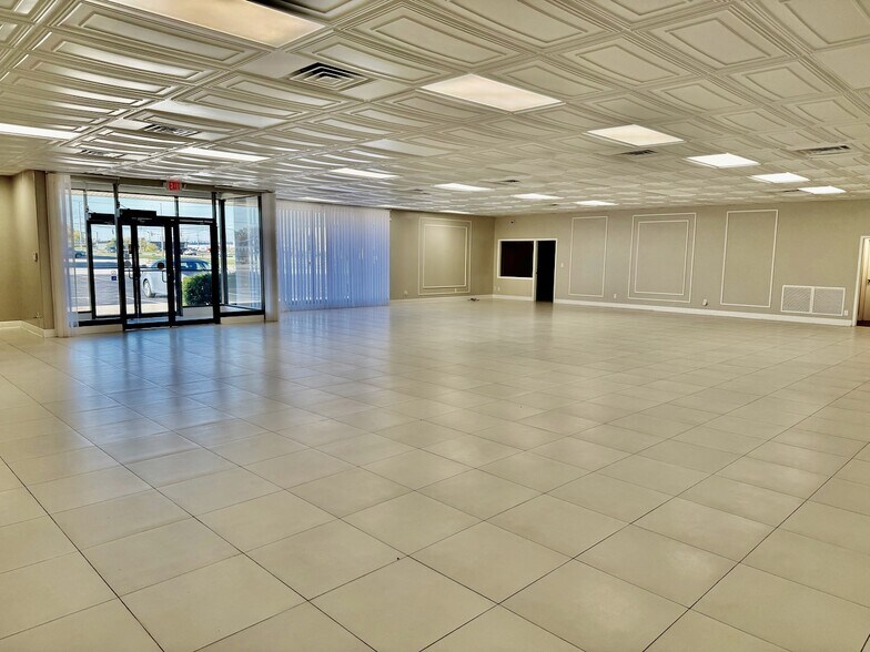 More Photos Of 2455 Stanley Ave, Dayton Auto Dealership For Sale
