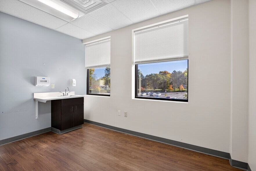 More Photos Of 711-713 Troy Schenectady Rd, Latham Medical For Lease