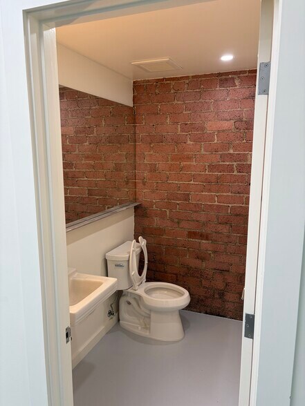 More Photos Of 2558 Overland Ave, Los Angeles Office For Lease