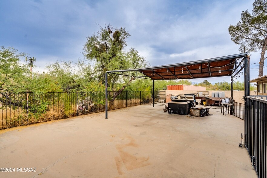 More Photos Of 3000 S Mission Rd, Tucson Storefront Retail Residential For Sale