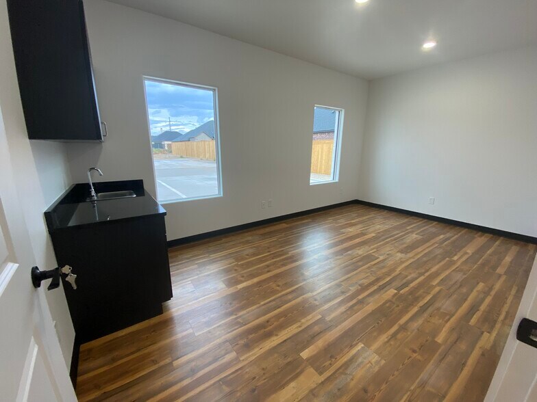 More Photos Of 10921 Wayne Ave, Lubbock Medical For Sale