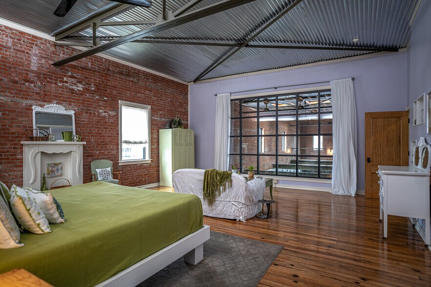 More Photos Of 1611 Washington St, Alexandria Showroom For Sale