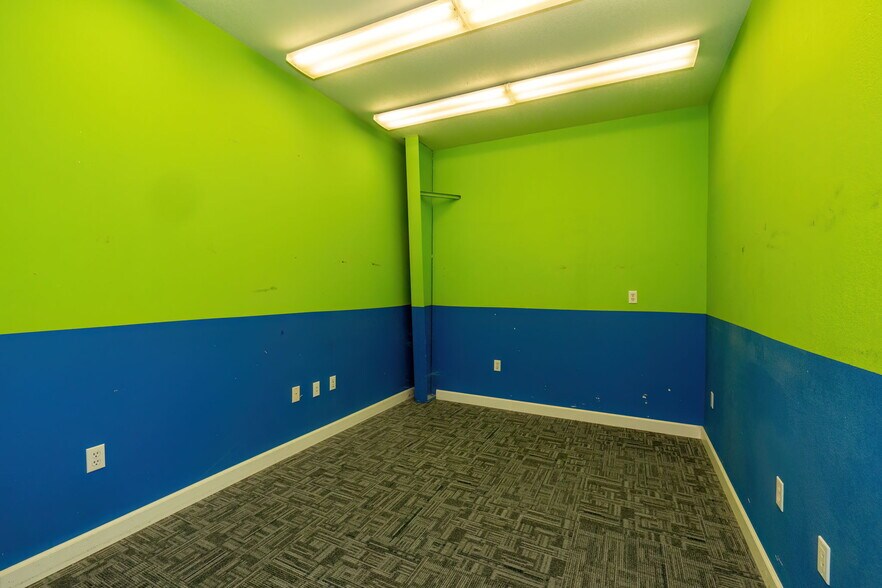 More Photos Of 5800 W Werner Rd, Bremerton Distribution For Lease