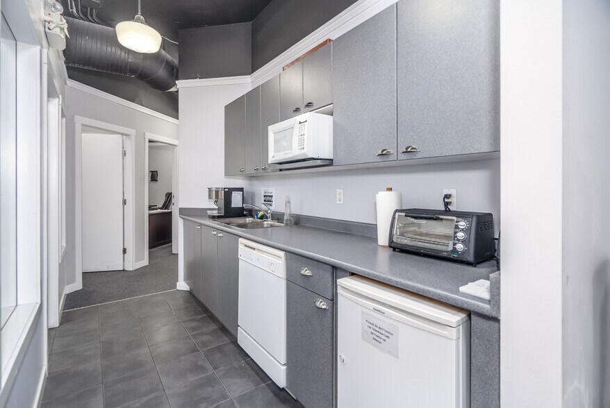 More Photos Of 15272 Croydon Dr, Surrey Flex For Lease