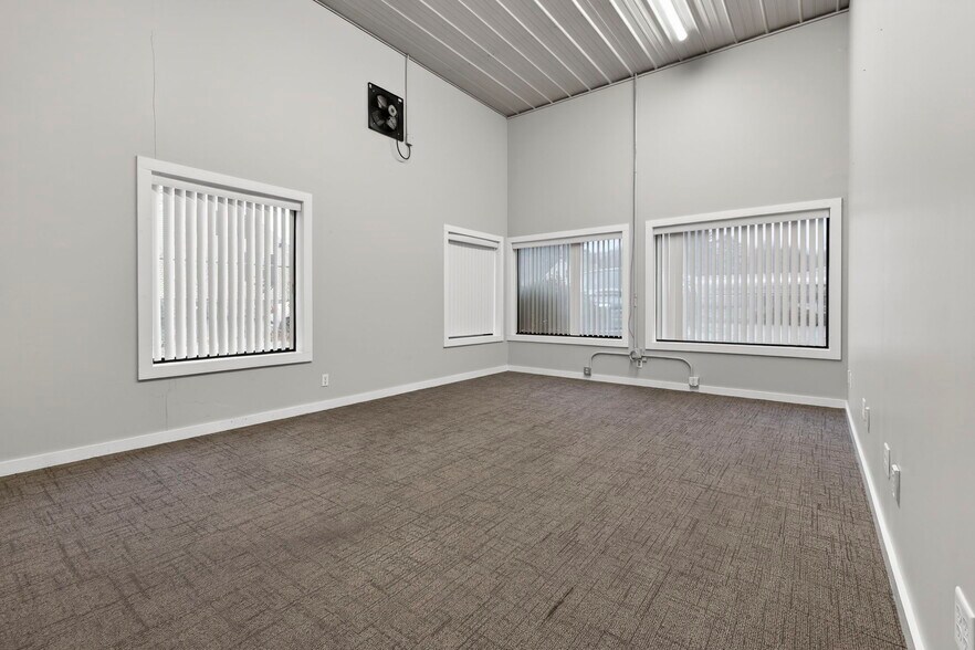 More Photos Of 113 Lafayette Rd, Hampton Falls Light Manufacturing For Lease