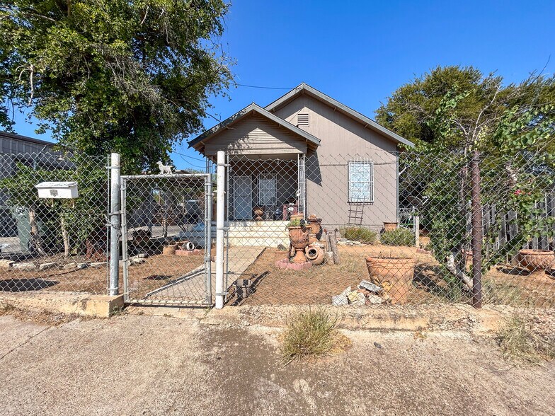 More Photos Of 1401 Guatemozin St, Laredo Warehouse For Sale