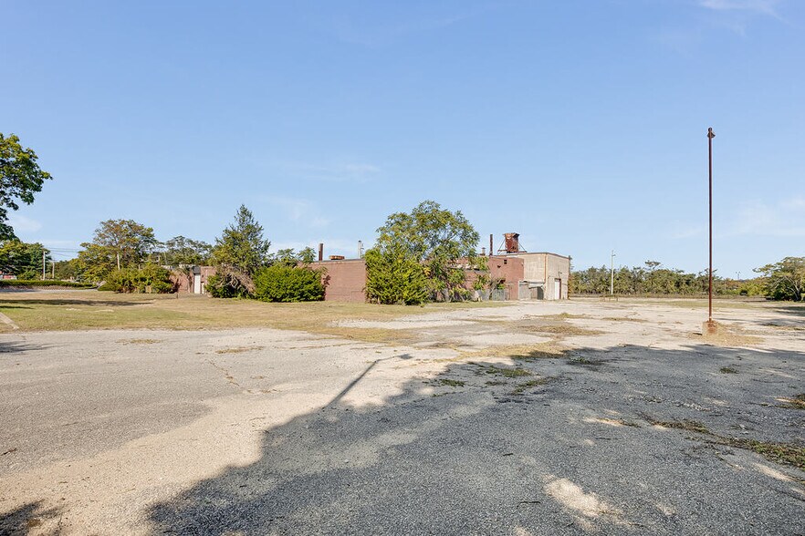 More Photos Of 386 Oakwood Rd, Huntington Station Warehouse For Sale