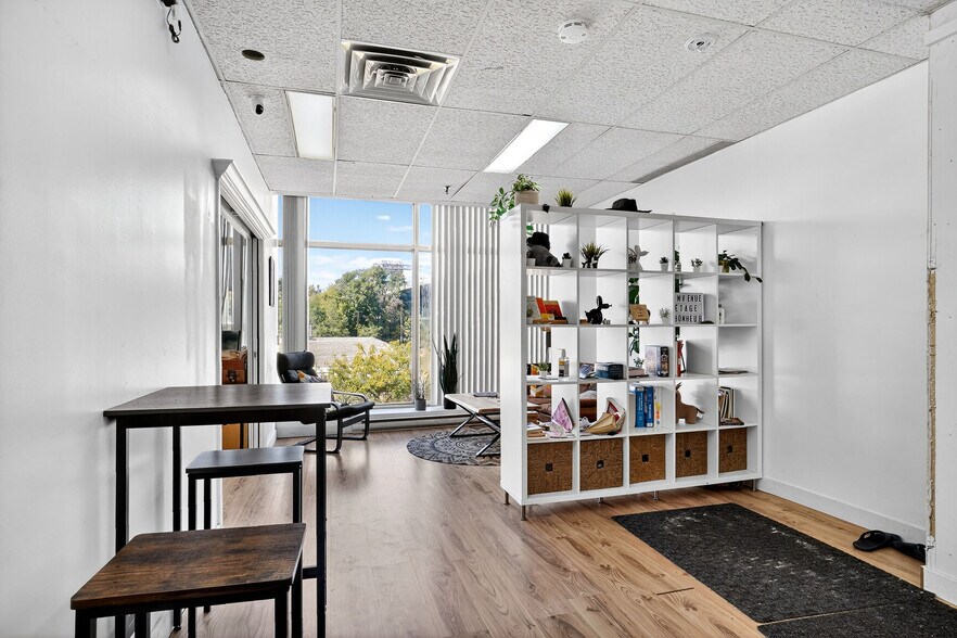 More Photos Of 1988 Rue Sainte-Catherine E, Montréal General Retail For Lease