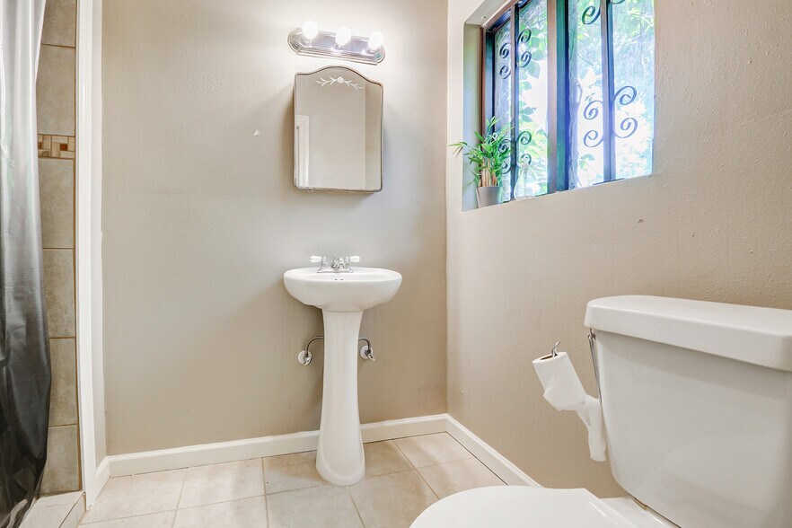 More Photos Of 2601 Prospect St, Houston Medical For Sale