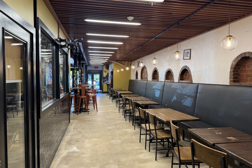 More Photos Of 723 8th St SE, Washington Storefront For Sale