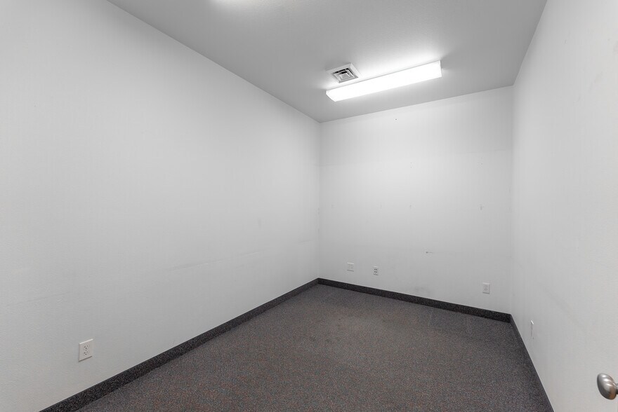 More Photos Of 2665 Glendale Valley Rd, Glendale Office For Sale