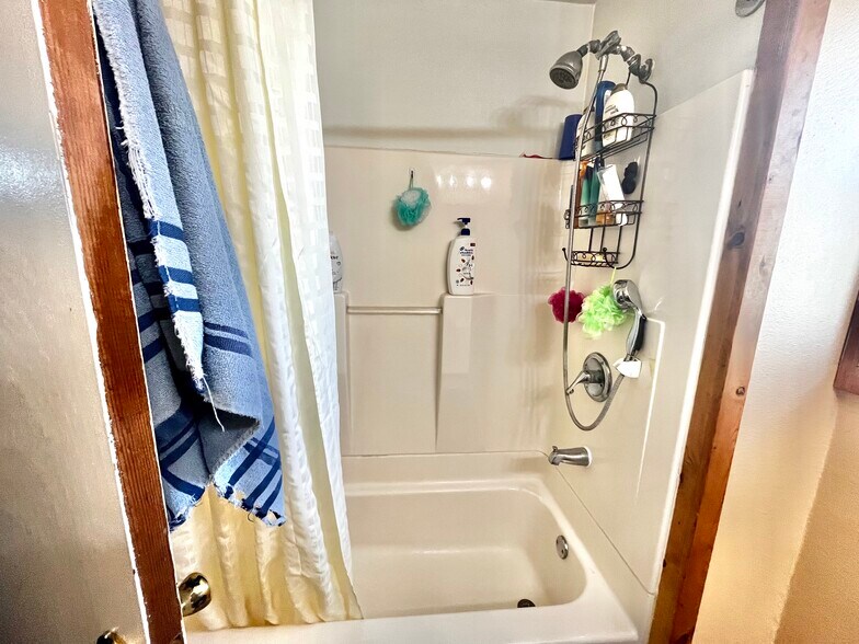 More Photos Of 215 N Broadway St, Post Hotel For Sale