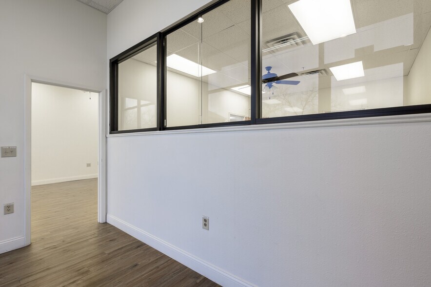 More Photos Of 714 W Chestnut St, Denison Storefront Retail Office For Lease