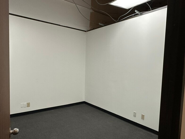 More Photos Of 10595 Westoffice Dr, Houston Light Distribution For Sale