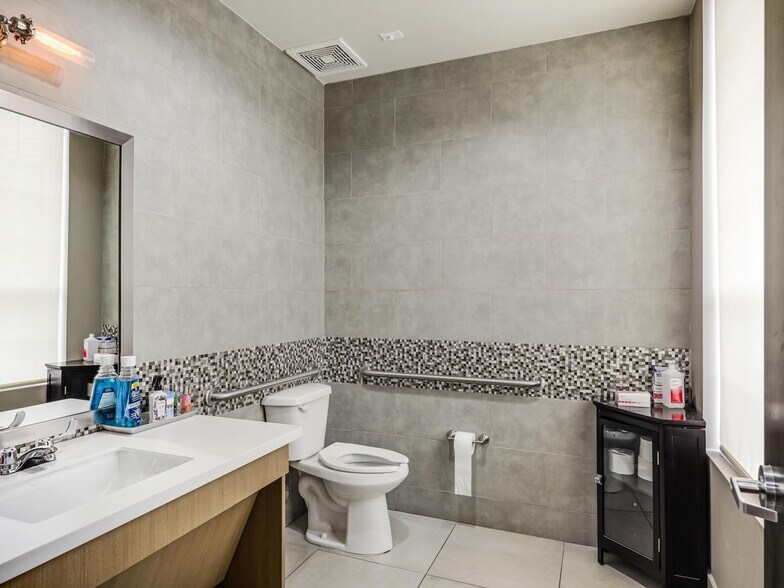 More Photos Of 7709 San Jacinto Pl, Plano Loft Creative Space For Sale