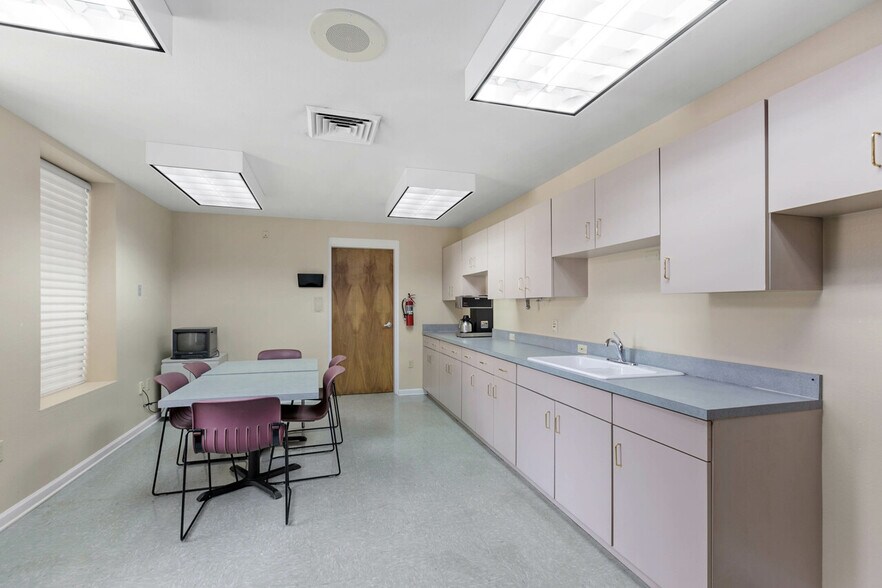 More Photos Of 1997 Capital Cir NE, Tallahassee Bank For Lease