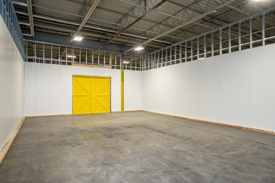 More Photos Of 6 Britton Dr, Bloomfield Warehouse For Lease