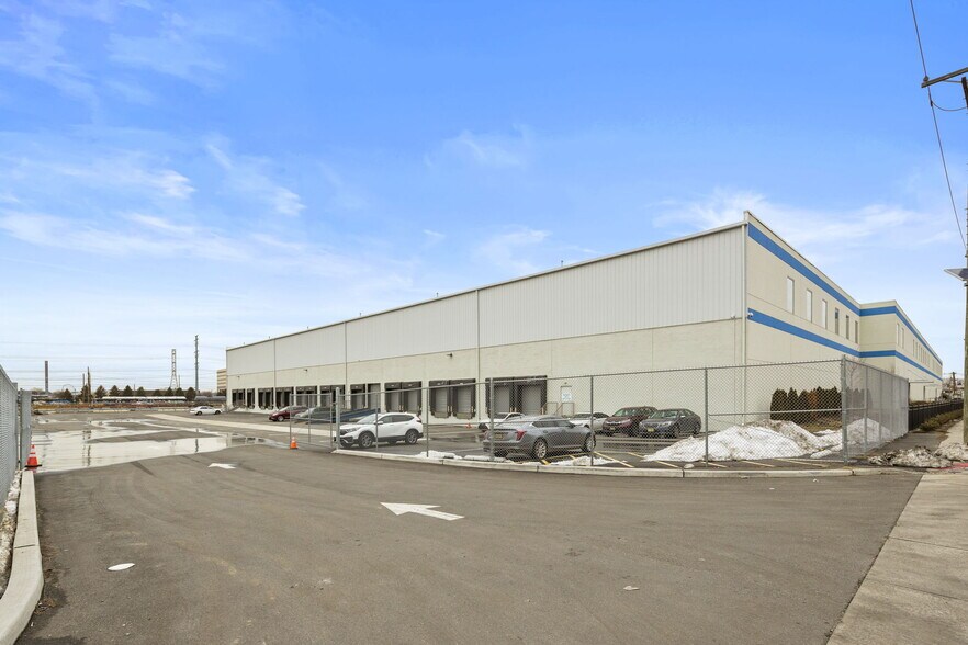 More Photos Of 6001 Tonnelle Ave, North Bergen Warehouse For Lease