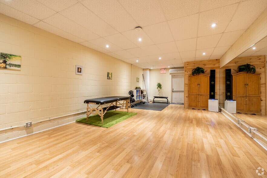 More Photos Of 19 Rue Centre Commercial, Montréal Storefront For Lease